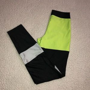 4 pairs of size medium leggings.